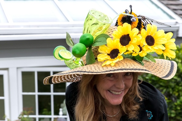 gate-0505-5 garden party hat with bee and flowers